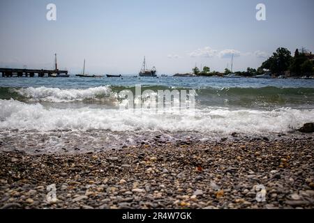 Spiaggia rocciosa del porto di Ika Foto Stock