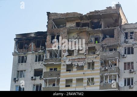 Vista di un edificio residenziale danneggiato dall'attacco di droni russi a Kiev. La capitale Kyiv ha subito un terzo attacco aereo russo in 24 ore. Almeno una persona è stata uccisa in uno sciopero di primo martedì, ha detto il sindaco di Kyiv. (Foto di Aleksandr Gusev / SOPA Images/Sipa USA) Foto Stock