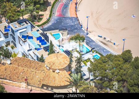 Casa in stile classico e moderni tetti villa con pannelli solari. Vecchio vs nuovo edificio. Case residenziali in prima linea vicino alla spiaggia di sabbia della costa spagnola Foto Stock