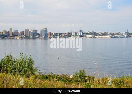 Halifax, Nova Scotia, Canada-Maggio 2023: Un panorama del porto di Halifax con cielo nuvoloso, alti edifici finanziari e commerciali, condomini e appartamenti Foto Stock