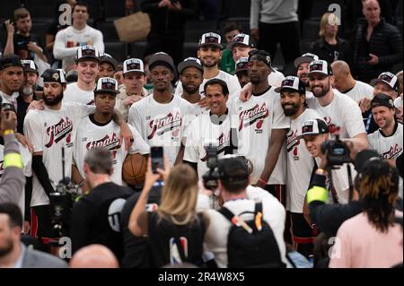 Boston Boston, Stati Uniti. 29th maggio, 2023. BOSTON, ma - 29 MAGGIO: Miami Heat i giocatori festeggiano dopo il gioco 7 delle finali della Conferenza Orientale 2023 playoff NBA al TD Garden il 29 maggio 2023 a Boston, Massachusetts. (Foto di Stephen Nadler/PxImages) Credit: PX Images/Alamy Live News Foto Stock