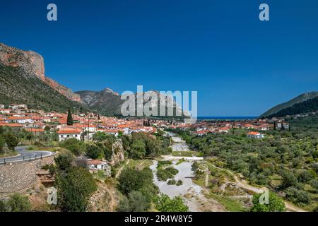 Fiume Dafnon (secco) in città di Leonidio, Parnon Massif, Golfo Argolico a Myrtoon Mare in lontananza, regione di Arcadia, regione del Peloponneso, Grecia Foto Stock