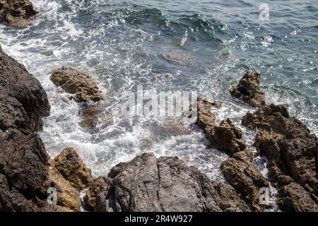 Rocce frastagliate del mare Adriatico Foto Stock