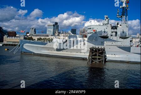 La vista degli anni '90 dell'HMS Belfast ormeggiata nel Tamigi vicino al Tower Bridge London England Foto Stock