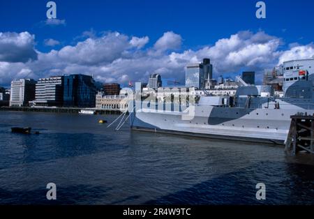 La vista degli anni '90 dell'HMS Belfast ormeggiata nel Tamigi vicino al Tower Bridge London England Foto Stock