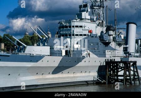 La vista degli anni '90 dell'HMS Belfast ormeggiata nel Tamigi vicino al Tower Bridge London England Foto Stock