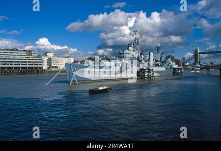 La vista degli anni '90 dell'HMS Belfast ormeggiata nel Tamigi vicino al Tower Bridge London England Foto Stock