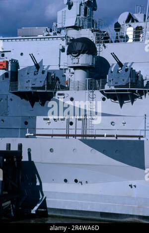 La vista degli anni '90 dell'HMS Belfast ormeggiata nel Tamigi vicino al Tower Bridge London England Foto Stock