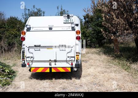 7 marzo 2023, Kyoto, Giappone: Un camion comunale di rifiuti di Kyoto per gli scopi di sanificazione e raccolta di rifiuti, lettiera. Kyoto (äº¬éƒ½) è una grande città storica del Giappone, ricca di patrimonio culturale e fascino tradizionale. Conosciuta per i suoi templi iconici, i pittoreschi giardini e i monumenti storici come Kinkaku-ji e Fushimi Inari Taisha, Kyoto offre uno scorcio del passato giapponese. I suoi festival vibranti, la cucina squisita e l'atmosfera serena affascinano i visitatori da tutto il mondo. È un vivace centro per l'industria turistica giapponese e ospita molte aziende come Nintendo. Il Giappone ha una p in calo Foto Stock