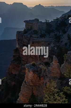 La luce mattutina si trova dietro il canyon subito dopo l'alba, il Parco Nazionale del Grand Canyon, la Contea di Coconino, Arizona Foto Stock