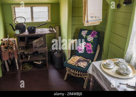 Una sala decorata in stile d'epoca presso l'Ufficio postale di Cardwell e il Telegraph Station Museum, Cardwell, Queensland, Australia Foto Stock