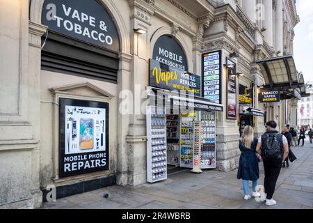 Londra, Regno Unito. 30 maggio 2023. La gente passa un negozio di souvenir a Piccadilly Circus che sta pubblicizzando la vendita di vaping e altri prodotti. E' stato riferito che il governo vieterà ai venditori di prodotti per la vaporizzazione di fornire ai bambini campioni gratuiti per ridurre il targeting di bambini e giovani. Il sondaggio annuale Action on Smoking and Health's (ASH) ha rivelato che un record del 11,6 per cento dei 11-17 anni in Gran Bretagna ha ora provato a fare un giro di vapore, rispetto al 7,7 per cento dello scorso anno e al doppio dei tassi registrati dieci anni fa. Credit: Stephen Chung / Alamy Live News Foto Stock