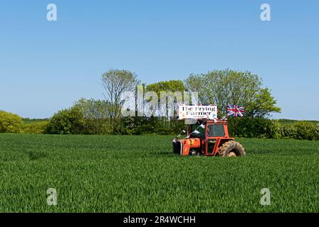 Banner pubblicitario visualizzato su un vecchio trattore, che promuove il negozio di pesce e chip Farmer friggitrice ad Aldbrough, Holderness, East Yorkshire, Inghilterra UK Foto Stock