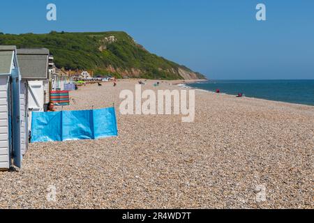 Capanne sulla spiaggia di Seaton a Seaton, Devon, Regno Unito nel mese di maggio Foto Stock