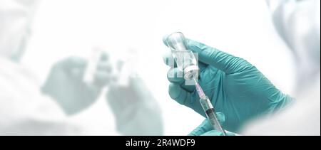 Medico che tiene una siringa con un vaccino, primo piano, concetto medico. Foto Stock