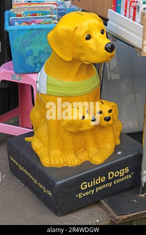 Statua di donazione di beneficenza di guide Dogs con il messaggio "Every Penny Counts", utilizzata per raccogliere fondi per sostenere i cani guida per le persone con perdita della vista nel Regno Unito Foto Stock