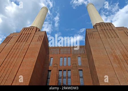 All'esterno della centrale elettrica di Battersea, Nine Elms, Wandsworth, Londra, Inghilterra, REGNO UNITO, SW11 8BJ Foto Stock
