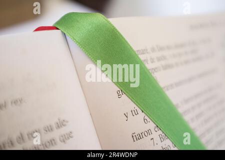 Aprire la Bibbia al Libro dei Salmi. Segnalibro con limite verde sulla pagina Foto Stock