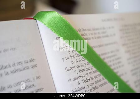 Aprire la Bibbia al Libro dei Salmi. Segnalibro con limite verde sulla pagina Foto Stock