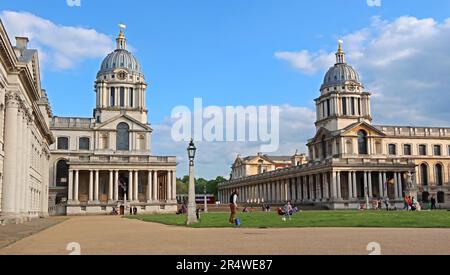 L'Old Royal Naval College di Maritime Greenwich, Londra, mostra gli iconici edifici barocchi a doppia cupola all'interno del sito patrimonio dell'umanità dell'UNESCO Foto Stock