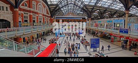 Panorama of Liverpool Street Station, atrio , Londra, Inghilterra, Regno Unito, EC2M 7PY - i passeggeri attendono i treni Foto Stock