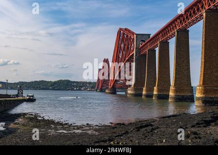 Tramonto al Forth Bridge in Scozia, Regno Unito, ponte ferroviario a sbalzo dal 1890 sopra Firth of Forth estuario. Foto Stock