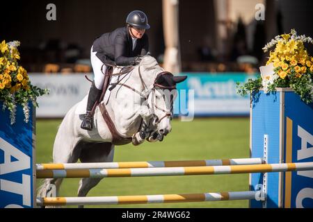 Shauna Cook of Canada compete durante l'evento Major League Show Jumping a Langley, B.C., il 25 maggio 2023, Foto Stock