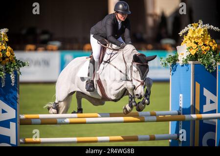 Shauna Cook of Canada compete durante l'evento Major League Show Jumping a Langley, B.C., il 25 maggio 2023, Foto Stock