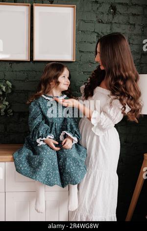 Giorno della mamma. Giovane mamma sensibile abbraccia a casa sua piccola adorabile figlia. Fiducia, sostegno e amore tra mamma e bambino. Amiamo la famiglia godere Foto Stock