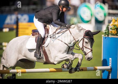 Shauna Cook of Canada compete durante l'evento Major League Show Jumping a Langley, B.C., il 25 maggio 2023, Foto Stock