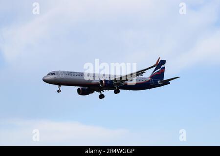 Barcellona, Spagna; novembre 8,2019: VP-BKZ Aeroflot Russian Airlines, Airbus A321-200 si avvicina alla pista per l'atterraggio. Aeroflot è una compagnia aerea russa Foto Stock