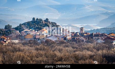 Piccolo villaggio di montagna situato nella comunità di Madrid, El Berrueco. Foto Stock