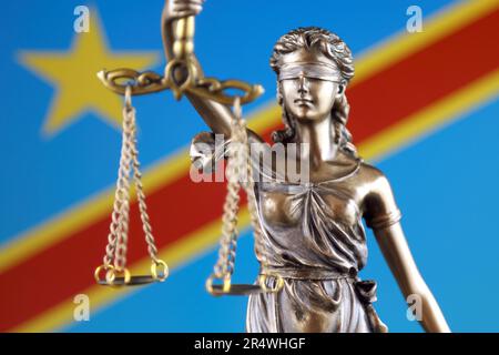 Simbolo di diritto e di giustizia con la bandiera della Repubblica Democratica del Congo. Primo piano. Foto Stock