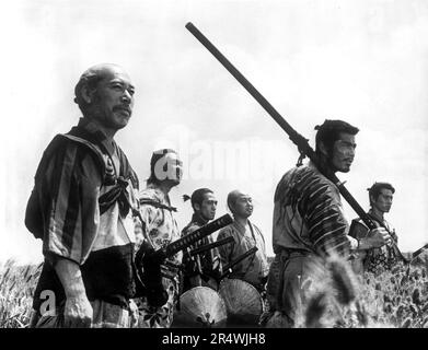 Seven Samurai è un 1954 periodo giapponese avventura film di fiction diretto da Akira Kurosawa. Si racconta la storia di un villaggio di contadini che noleggio masterless sette samurai per combattere i banditi che ritornerà dopo il raccolto per rubare le loro colture. Interpretato da Takashi Shimura e TOSHIRO MIFUNE. Foto Stock