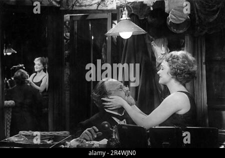 Il Blue Angel è un 1930 tragicomedic tedesco film diretto da Josef von Sternberg e interpretato da Emil Jannings, Marlene Dietrich e Kurt Gerron. Esso è basato su Heinrich Mann del romanzo Professor Unrat e impostare a Weimar in Germania. Il Blue Angel presenta la tragica trasformazione di un uomo da un rispettabile professore per un cabaret clown e la sua discesa nella follia. Il film è considerato il primo grande tedesco film sonoro, e portato Dietrich di fama internazionale. Foto Stock