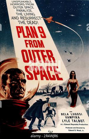 Plan 9 from Outer Space 1959 è una American science fiction thriller film scritto e diretto da Ed Wood. Il film stelle Gregory Walcott, Mona McKinnon, Tor Johnson e Maila 'Vampira' Nurmi. La trama del film coinvolge esseri extraterrestri che stanno cercando di fermare gli esseri umani dalla creazione di un arma doomsday che distruggerebbe l'universo. In corso di farlo, gli alieni attuare "piano 9', un regime di massa di resuscitare i morti come che cosa il pubblico moderno dovrebbe considerare gli zombie per ottenere del pianeta attenzione, causando caos. Foto Stock