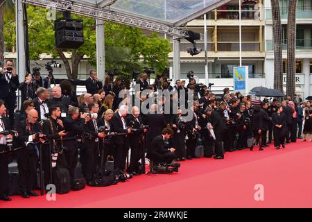 Fotografi di fronte al Palais des Festivals in attesa dell'equipaggio del film "Killers of the Flowers Moon" "Killers of the Flowers Moon" Cannes Film Festival Screening 76th Cannes Film Festival 20 maggio 2023 Foto Stock