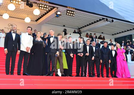 Membri del cast del film 'asteroide City': Jeffrey Wright, Rupert Friend, Rita Wilson, Tom Hanks, Bryan Cranston, Maya Hawke (vestito da Prada), Wes Anderson, Adrien Brody, Scarlett Johansson (vestito da Prada), Matt Dillon, Steve Carell, Steve Park, Jake Ryan, Hope Davis 'Asteroid City' Cannes Film Festival Screening 76th Cannes Film Festival 23 maggio 2023 Foto Stock