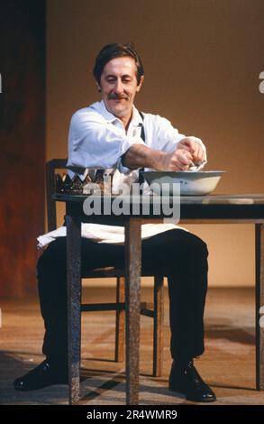 Jean Rochefort in scena al Théâtre des Mathurins di Parigi nella commedia 'une vie de Théâtre' diretta da Michel piccoli nel 1989. Foto Stock