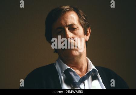 Jean Rochefort in scena al Théâtre des Mathurins di Parigi nella commedia 'une vie de Théâtre' diretta da Michel piccoli nel 1989. Foto Stock