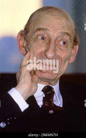Filosofo francese e giornalista Raymond Aron nel suo ufficio di Parigi, c.1980. Foto Stock