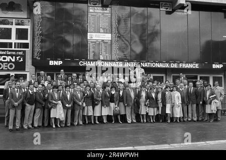 Squadra di arbitri al torneo Open di Francia (Roland Garros) nel maggio 1984. Foto Stock