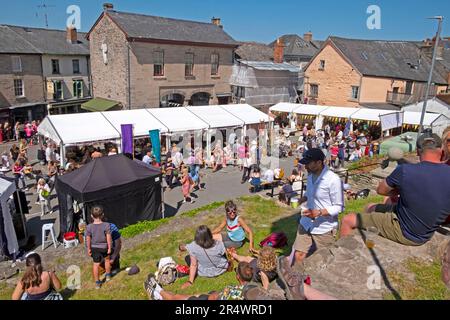 Hay Festival visitatori che si godono la fiera nella piazza del centro città Hay-on-Wye, Galles UK 2023 KATHY DEWITT Foto Stock