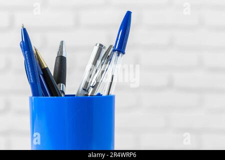 Penne o strumenti di scrittura sul tavolo bianco Foto Stock