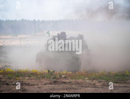 Pabrade, Lituania. 30th maggio, 2023. Un carro armato tedesco leopardo 2A6 entra in posizione nell'area di addestramento di Pabrade durante una visita del presidente tedesco Steinmeier alla multinazionale EFP Battlegroup Lituania. Il PAM (Enhanced Forward Presence), con lo spiegamento di quattro battaglioni, mira a rafforzare il fianco orientale della NATO in Estonia, Lettonia, Lituania e Polonia. La Germania fornisce il comandante e attualmente circa 850 soldati presso la base militare lituana a Rukla. Credit: Soeren Stache/dpa/Alamy Live News Foto Stock