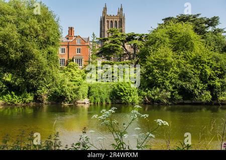 Vista sul fiume Wye fino alla cattedrale di Santa Maria Vergine in estate. Hereford, Herefordshire, Inghilterra, Regno Unito, Gran Bretagna Foto Stock