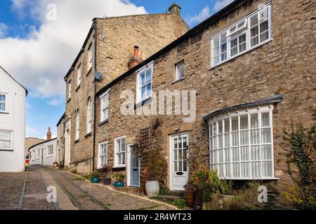 Vecchi cottage su una strada stretta a Richmond, Yorkshire settentrionale, Inghilterra, Regno Unito, Gran Bretagna Foto Stock