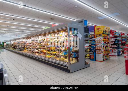 Italia - 25 maggio 2023: Grande bancone refrigerato con prodotti freschi come pasta e formaggio all'interno del supermercato italiano Foto Stock