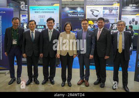 Taipei, Taiwan. 30th maggio, 2023. Tsai ing-Wen, il presidente taiwanese si presenta per una foto durante la cerimonia di apertura di COMPUTEX 2023 a Taipei la 2023 edizione di COMPUTEX si svolge dal 30 maggio al 02 giugno 2023 e riunisce oltre 1.000 espositori provenienti da 26 paesi diversi con 3000 stand per esporre i loro ultimi prodotti e per firmare ordini acquirenti stranieri. Credit: SOPA Images Limited/Alamy Live News Foto Stock