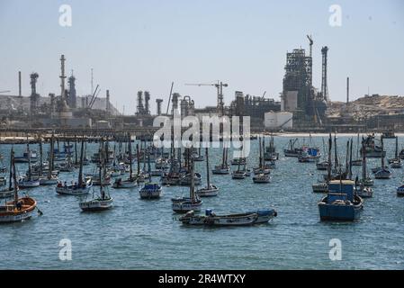 Nicolas Remene / le Pictorium - fenomeno El Nino sulla costa settentrionale del Perù - 26/10/2018 - Perù / Piura / ? Talara? - La città di Talara nella regione di Piura con il suo porto di pesca principale e la raffineria di petrolio, situato sulla costa settentrionale del Perù, il 26 ottobre 2018. Talara è una delle città che sono state duramente colpite anche dal fenomeno El Nino. con piogge torrenziali e inondazioni catastrofiche in particolare. ------------------------------------------ Il fenomeno El Nino sulla costa nord del Perù a nord di Lima in Perù, lungo quasi 1300 km di costa, molti villag Foto Stock